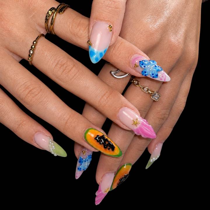 Pose amande multicolore avec motifs peints à la main
