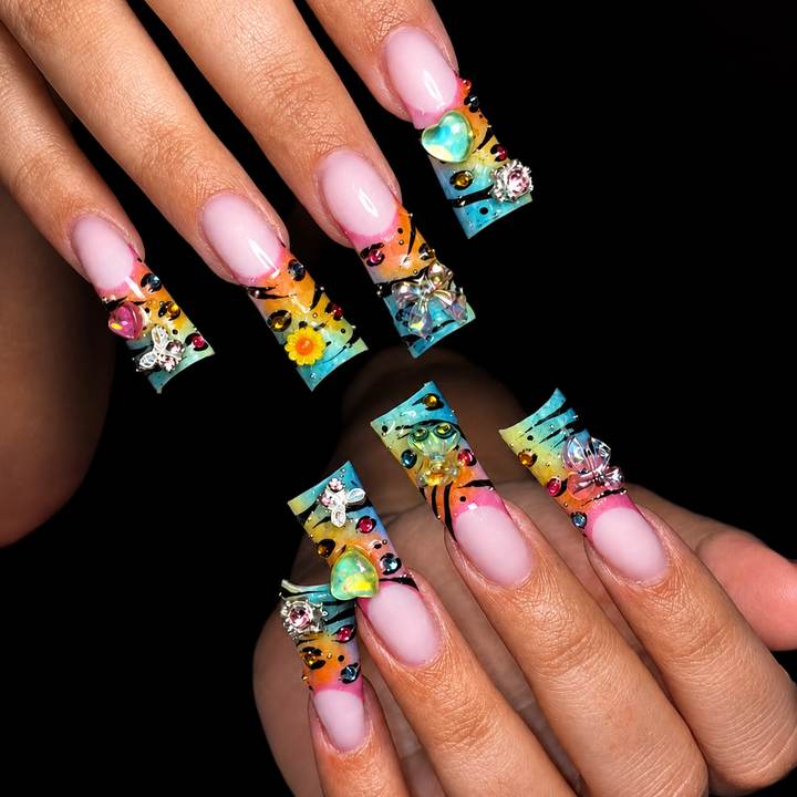 Pose XXL colorée avec charms, strass et cœurs en relief