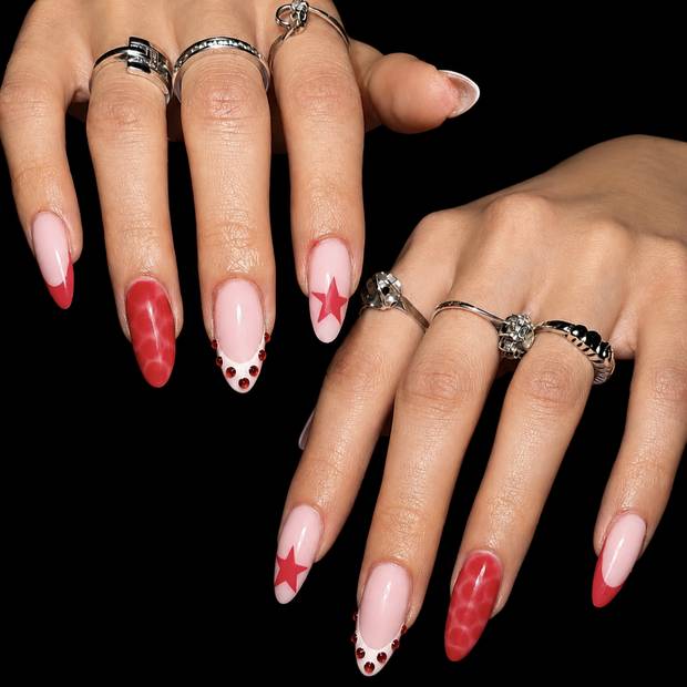 Pose amande rouge et rose avec étoiles et strass