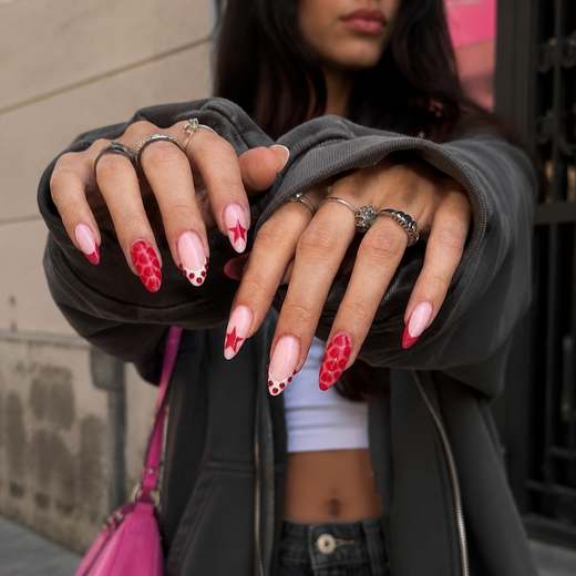 Pose amande rouge et rose avec étoiles et strass